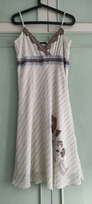 Vestido ligero verano beige con dibujo de flor.