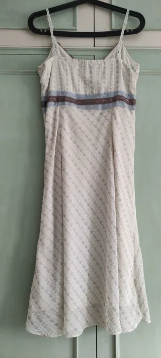 Vestido ligero verano beige con dibujo de flor.