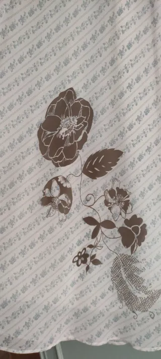 Vestido ligero verano beige con dibujo de flor.