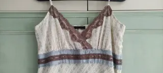 Vestido ligero verano beige con dibujo de flor.