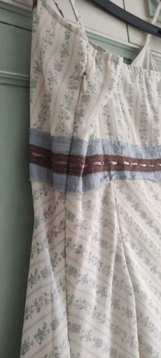 Vestido ligero verano beige con dibujo de flor.