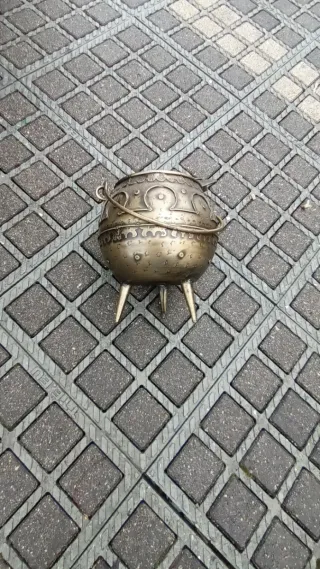 Antigua olla de metal con patas