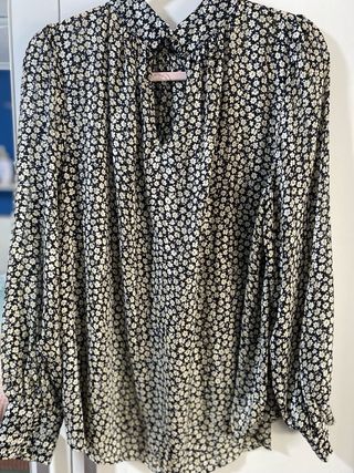 Blusa cuello alto negra flores