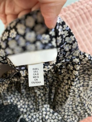 Blusa cuello alto negra flores