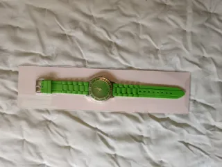 Reloj verde con correa de silicona. Sin estrenar