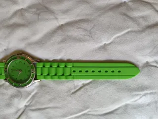 Reloj verde con correa de silicona. Sin estrenar