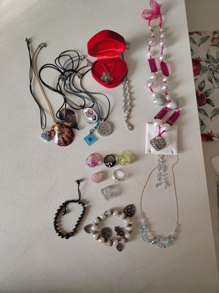 Collane, braccialetti e anelli misti