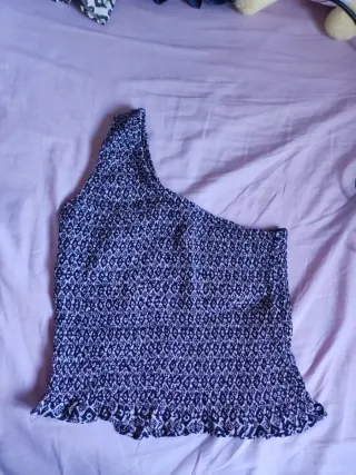 Top asimétrico azul y blanco