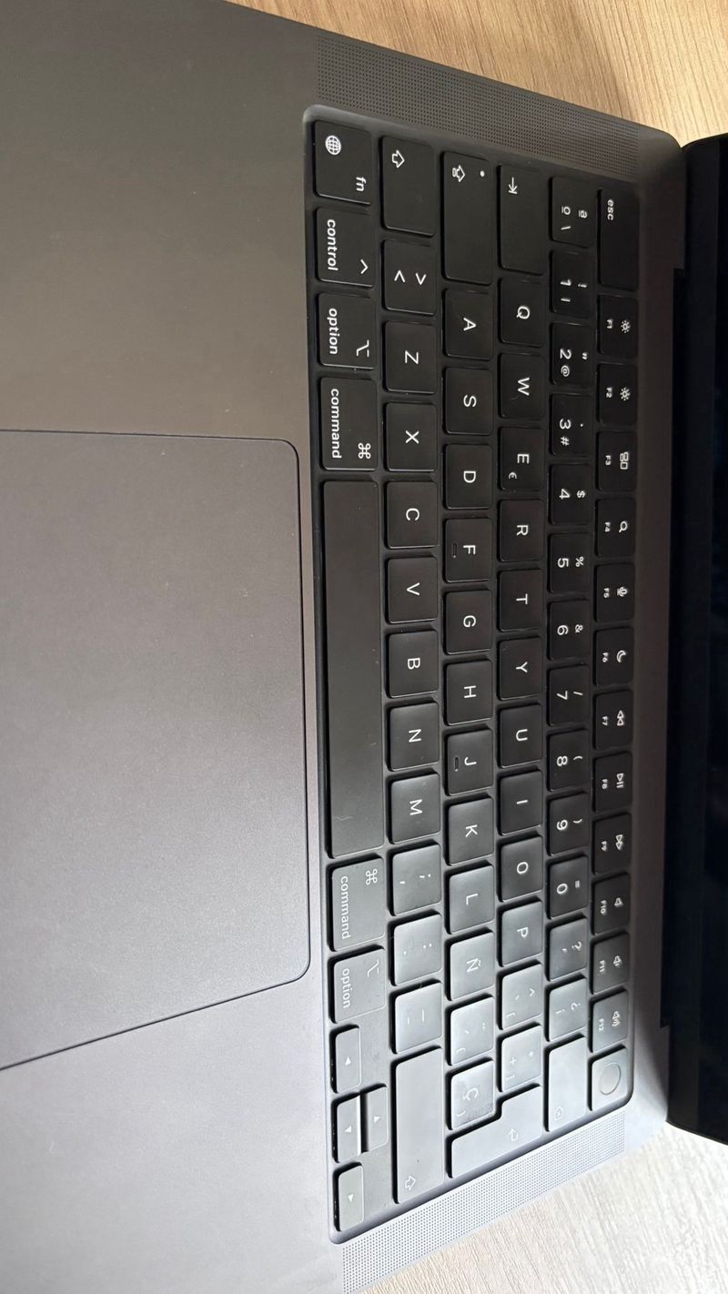 MacBook Pro Gris Espacial afbeelding 3
