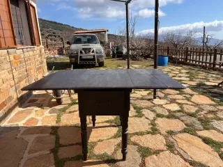 Mesa antigua de madera plegable