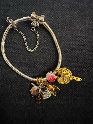 Pulsera estilo Bridgerton con charms