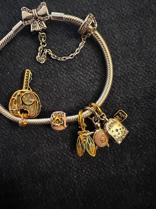 Pulsera estilo Bridgerton con charms