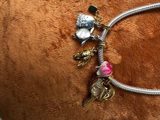 Pulsera estilo Bridgerton con charms