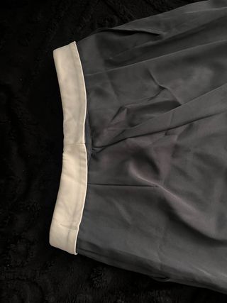 Pantalón de traje gris oscuro y blanco
