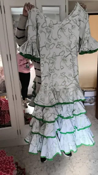 Traje de flamenca blanco y verde