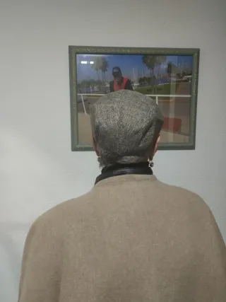 Gorra plana gris mujer