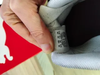 Botas de fútbol Puma multitaco blancas y naranjas