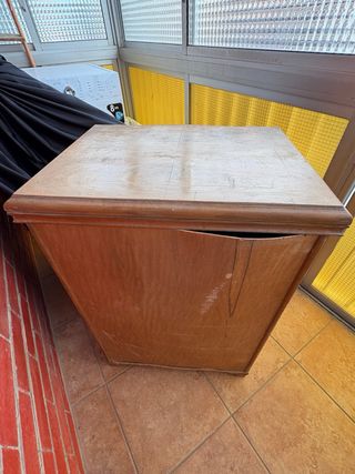 Máquina de coser Singer con pie y armario