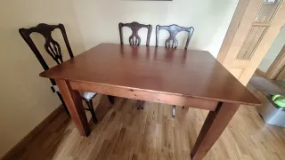 Mesa de comedor de madera