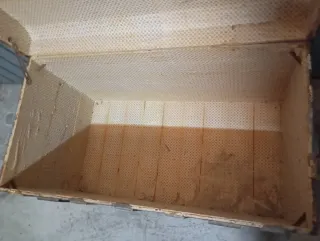 Baúl de madera antiguo con detalles metálicos