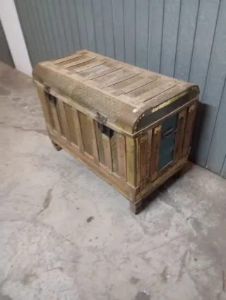 Baúl de madera antiguo con detalles metálicos