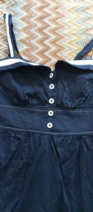 Vestido de verano azul y blanco