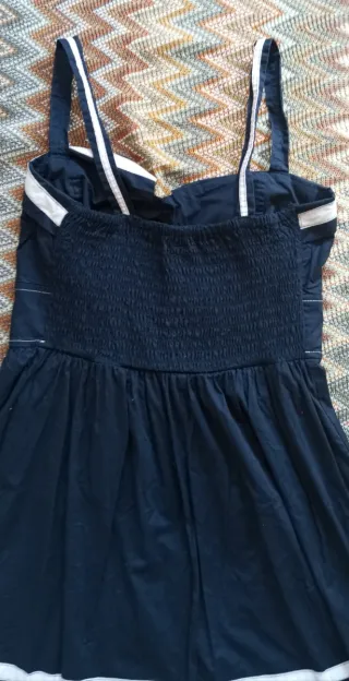Vestido de verano azul y blanco