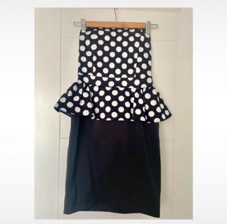 Vestido palabra de honor lunares.