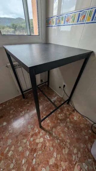 Mesa alta y 2 sillas