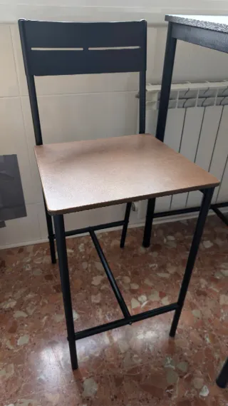 Mesa alta y 2 sillas