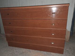 Cómoda de madera con 4 cajones