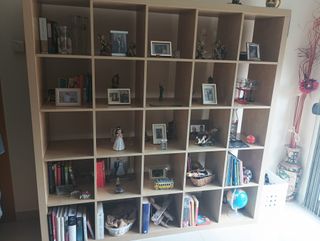 Estantería modular de madera y cristal