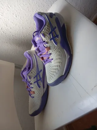 Zapatillas ASICS moradas y blancas