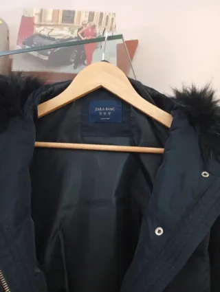 Abrigo negro con capucha y pelo