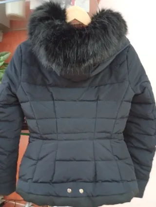 Abrigo negro con capucha y pelo