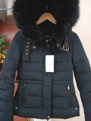 Abrigo negro con capucha y pelo