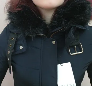 Abrigo negro con capucha y pelo