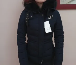 Abrigo negro con capucha y pelo