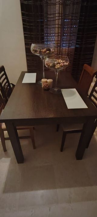 Mesa de comedor de madera oscura
