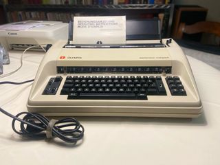 Máquina de escribir electrónica OLYMPIA