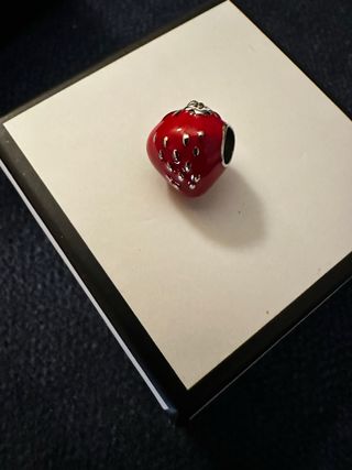 Charm de fresa rojo y plateado