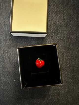 Charm de fresa rojo y plateado