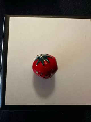 Charm de fresa rojo y plateado