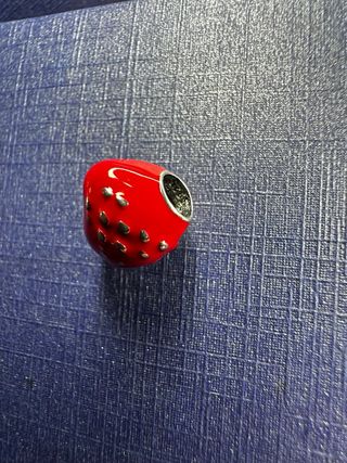 Charm de fresa rojo y plateado