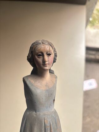 Antigua figura religiosa tallada