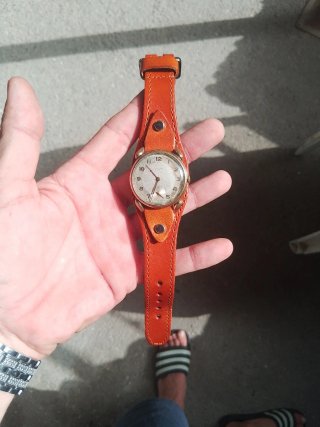 Orologio CYMA Classico Dorato con Cinturino Nero 1943 ww11