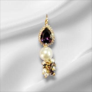 Orecchini pendenti con perle e cristalli viola