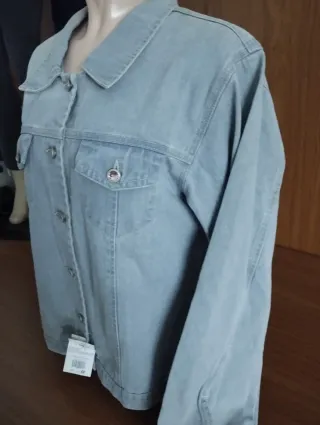 Chaqueta vaquera bordada flores