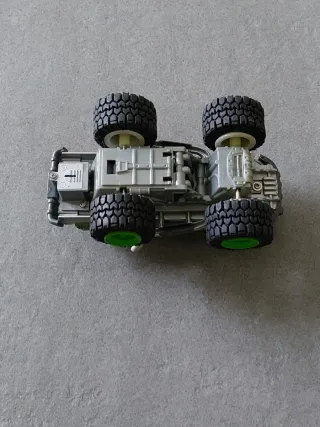 Fuoristrada verde giocattolo