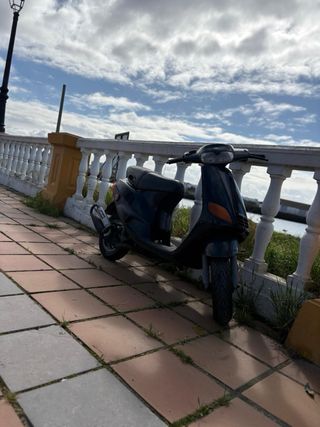 Zip 49cc Scooter Negra